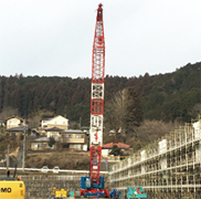 200tクローラによる揚重作業