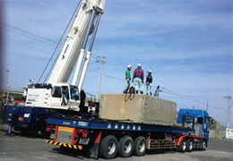 作業員によるブロック荷役玉掛け作業