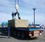 作業員によるブロック荷役玉掛け作業